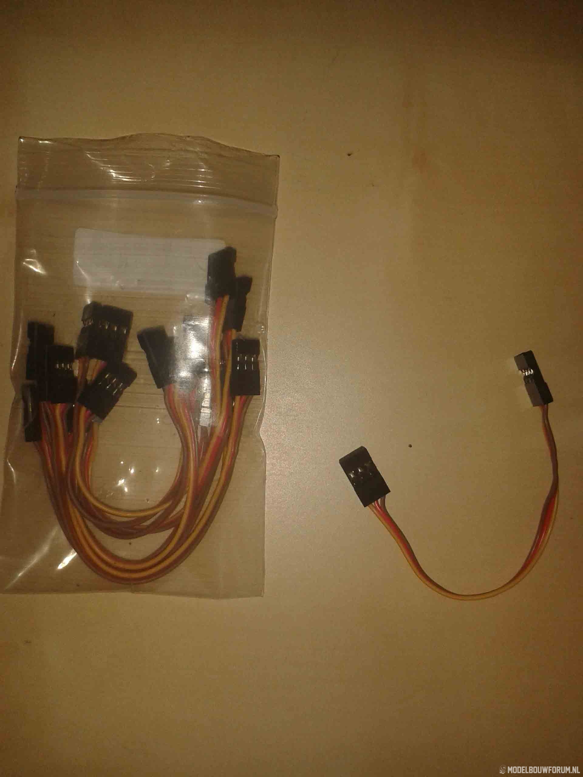 10_cm_servo_kabeltjes.jpg