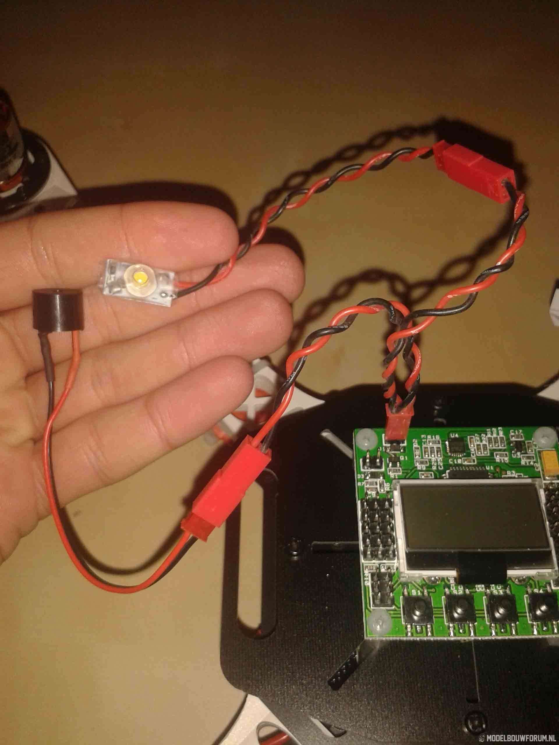 buzzer_en_led_aangesloten.jpg
