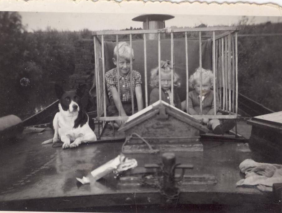 1952 In de box met Binie en Derk.jpg