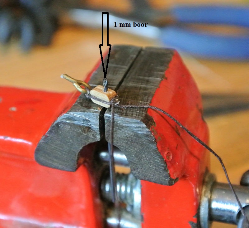 2) m.b.v. 1 mm boor in bankschroef.JPG