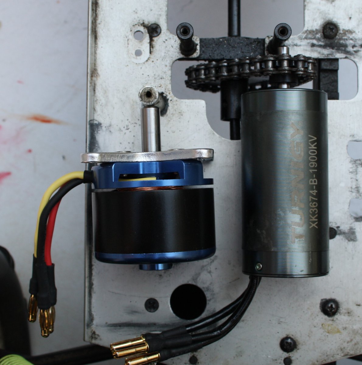 3674 1900Kv samen met 5045-800Kv.JPG