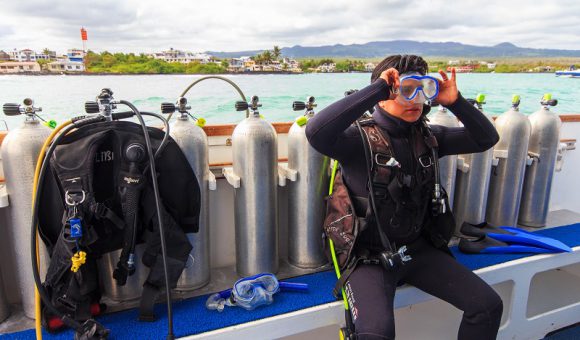 Aqua-Diving-equipment-Try-on-580x340.jpg