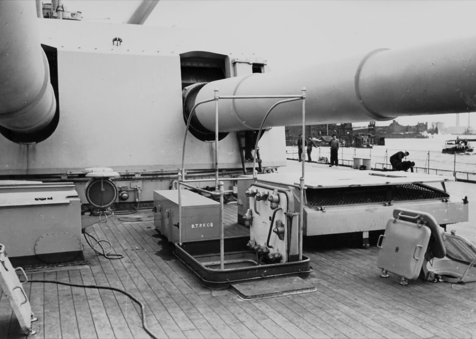 Bismarck_380_mm_guns.jpg