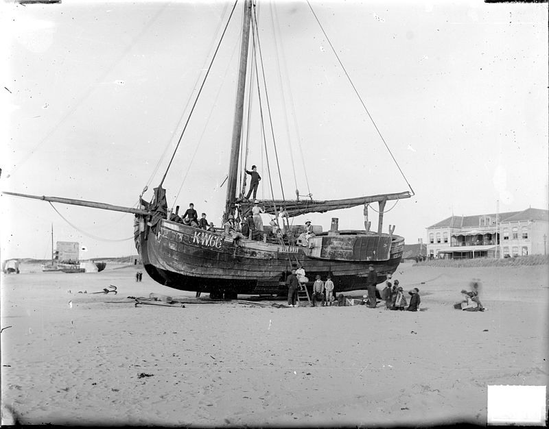 Bomschuit op het strand van Katwijk aan Zee.jpg