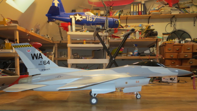 F16 zijaanzicht.jpg