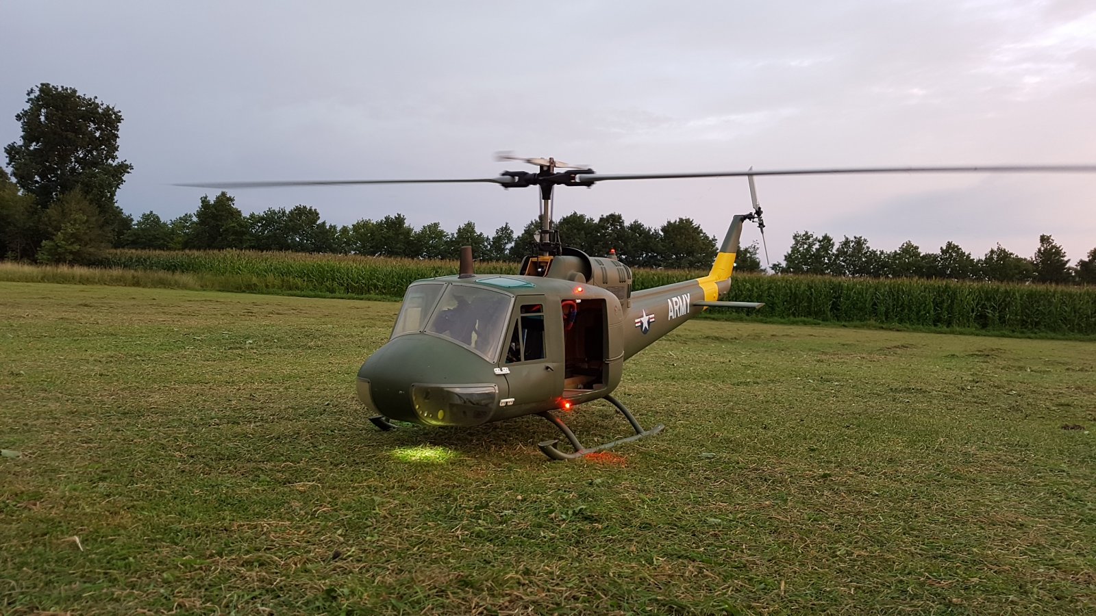 Huey op veld.jpg