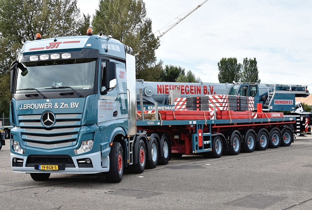 j-brouwer-zn-mercedes-benz-actros-bigspace-8x4-with-nooteboom-6-axle-ballasttrailer.jpg