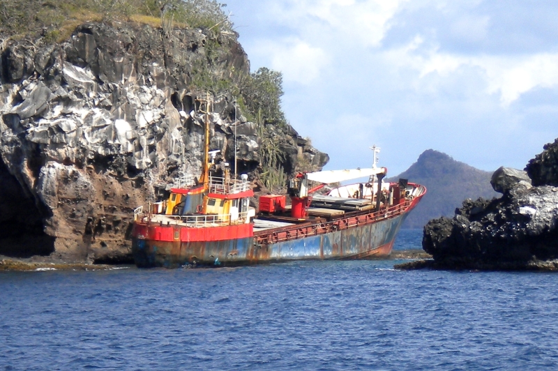 Love Divine op 19 april 2014 op de rots van Bequia Island.jpg