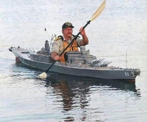 miniatuur oorlogschip waar de maker zel in kan zitten.jpg