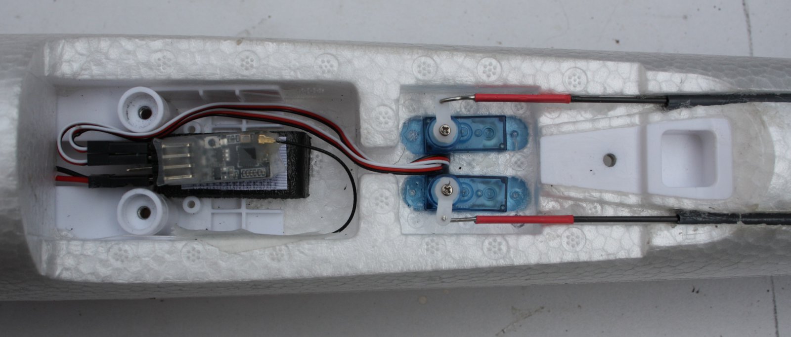 Receiver and servo's.JPG