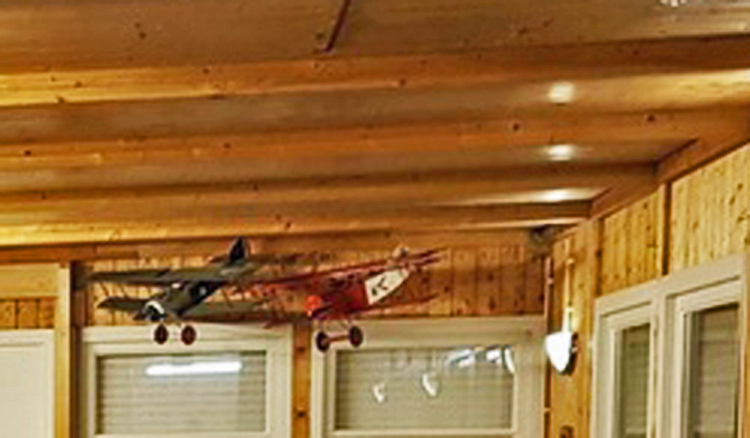 vliegtuigjes aan plafond in de hoek.jpg