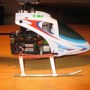Foto 17: Ook de onderzijde van de kap heb ik iets aangepast. Deze valt nu iets over de voorste poten heen. Let op, ik heb iets teveel weggehaald! Dat is niet nodig. Dat was voordat ik de stekkers van de batterij had vastgetaped... haastige spoed...
