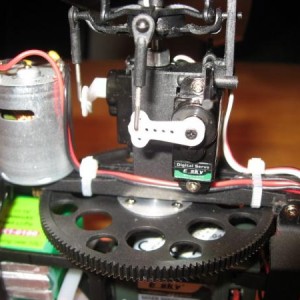 Foto 9: De nieuwe motor kabel goed vastgezet