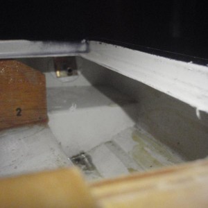 Rompdoorvoer voor de waterkoeling afvoer voor de Key West; bestaande uit een 4mm messing pijpje gesoldeerd in een klein messing plaatje en dit met een lijmende siliconenkit van binnen in de spiegel gelijmd.