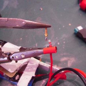 Oja... nog even een nieuw laadstekkertje aan de lipo...
Voor m'n Enigma F5B heb ik hetzelfde laadstekkersysteem... met een MPX stekkertje... en speciaal vervaardigde laadkabel...