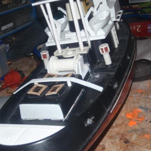 Bovenlichtjes papiervrij gemaakt en op maat geschuurd. Sleepboogje gemaakt en even alles los op de boot gezet voor de foto