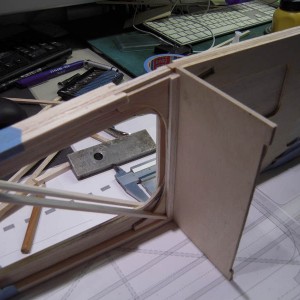 Rascal 40 Rebuild

Latten verlijmd in de staart, kruisverband deels verlijmd...
Eerst een flank op de tekening, daarnaa de flanken samen getaped. Een flank dient dan weer als voorbeed.
Met een stalen plaatje wat geheel haaks is, ondersteun en richt je het lijmen van overige latjes...