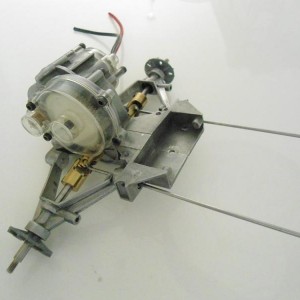 Spur, motor, pinion en afdekking geplaatst