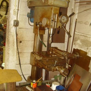 Op deze boormachine met kruistafel zijn de lucht geleideschopjes van de diffuser KJ-66 gefreesd.