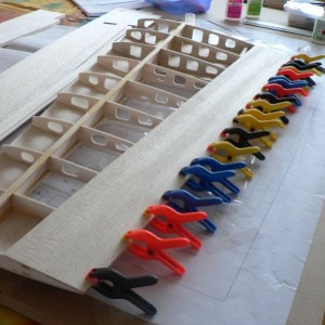 De Trailing Edge en Rolroeren vastgelijmd