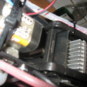 Cylinderkop + bougiedop, links de ontstekingsbatterij
