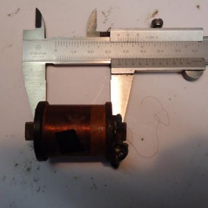 043 De bobine die ik destijds voor de "WESP"maakte :
      wikkelingen sec. 15.000 geémmaileerde dr.dikte.46 swg.
                      prim.     150     "     "          "    "   24    "
      afm. diam.32 mm. breedte 38 mm. kern 9 mm.vierkant.