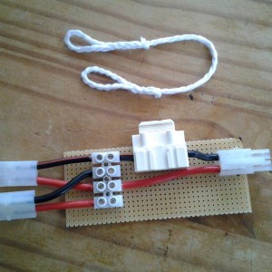 Zelfgemaakte aanlegtouw en zekering/y kabel.