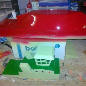 Onderwaterschip in het rood, dekken opbouw in het groen