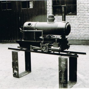 Dit is de"the little one" locomotief, sp.br.160 mm. onder constructie, de
geklonken stalen stoomketel is hier bijna klaar en mocht ik alleen maar helpen van mijn vader met het klinkwerk (plaatijzer laten steunen)dus de modelbouw werd bij ons met de paplepel ingegeven! Het was wel: anno 1938