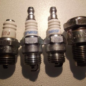 Links originele bougie, 2e van rechts nieuwe bougie (BMR6F).