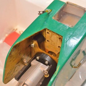 Versterkte snuit van de Calmato.
Motor in rubbers tegen resonanties.
Motorschot vervangen door een zelf gemaakte uit vliegtuigtriplex...