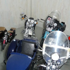 020 en zelf gemaakt er aan een de harley davidson wla 45
met zijspan er aan gezet bestaat niet als bouwdoos met zijspan en doorzichtig windscherm op de  harley davidson wla