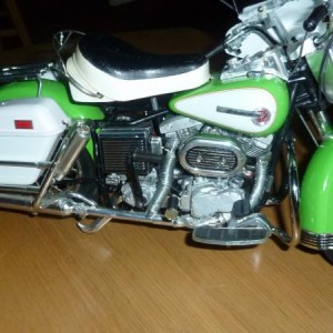 001 en de is model ook jaren 70 zelf na gemaakt uit doos van tamiya harley davidson