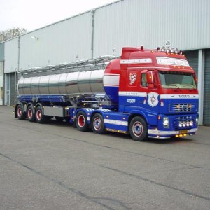 Dit moet hem dan uiteindelijk worden .
Op het ogenblik met een ouder model cabine ,misschien dat dat nog aangepast wordt .
Ik heb het mij niet gemakkelijk gemaakt met de bouw door een tank te nemen met verloop ,stuurbare 3e as ,verchroomde tank en de vele verlichting.
Evenals de truck met voorloop as