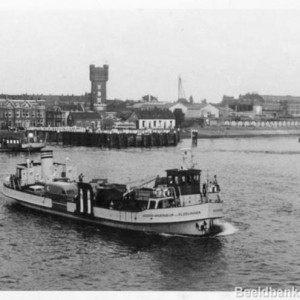 Hoofdingenieur van Elzelingen en prinses Irene in Maassluis. Op de foto ook het gemeentezwembad (t.p.v. de huidige veersteiger), de watertoren en het kantoor van de SBS als exploitatnt van de veerdienst 
(Ook van de Prinses Irene heb ik een klein modelletje)