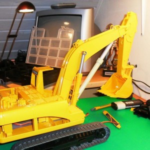 Excavator, Even een proefplaatsing van de eerste cilinder tussen de 2 plastic standaard cilinders van Bruder in.