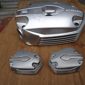 orginele cil.deksel BMW R1200R en de linkse en rechtse cil.deksels schaal 1 3