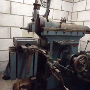 Deze Cincinnati schaafbank heeft voor mij geweldige werkstukken gemaakt en soms nog wel eens, maar dan is het voor de hobby.
De max.slaglengte van de ram is 450mm.