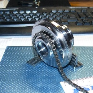 aandrijfwiel (sprocket) schaal 1:10 (in aanmaak)
Het wiel wordt binnen het rupsframe aangedreven door een motorketting.