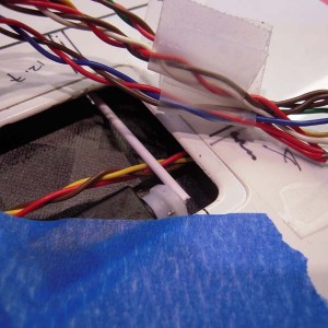 Provisorische set up flap-servo... MPX stekker om toch even alles te testen. Signaaldraad heeft voor iedere servo eigen kleur. De plussen en de minnen bij elkaar gegroepeerd.
In een later stadium worden de draden ingekort en netjes samengebundeld...