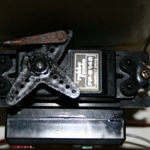 Robbe Topcat, de huidige stuurservo Futaba FP-S148 (gaat vervangen worden door een sterke Hitecservo)