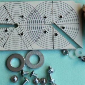 Alle onderdelen bij elkaar. MDF met afdruk voor 2 soorten antennes, ringen, schroeven, wasknijper...