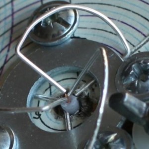 Close-up, dummy antenne pootjes klaar om te solderen. In het echt eerst vertinnen natuurlijk.