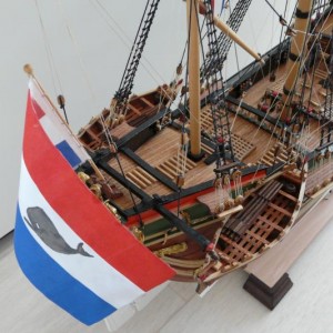 roeiboot met roeispanen ton en emmer