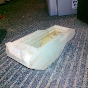 Dekrand en verschansing netjes vlak geschuurd en de kiertjes dichtgesmeerd met kneedbaar hout