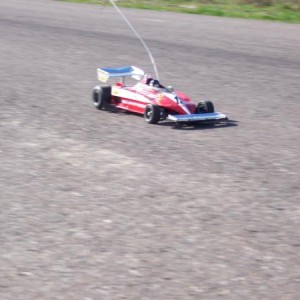 En in volle vaart langs +/- 40 kilometer per uur met de standaard mabuchi 380sd motor en mechanische regelaar met 7,2 volt kleine 1700Mha accu