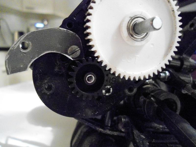 20t pinion op dt 02 geborgd met een plaatje en een extra gaatje in de versnellingsbak.