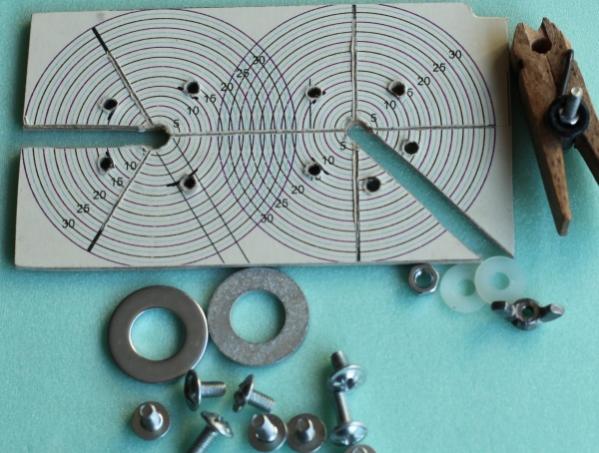 Alle onderdelen bij elkaar. MDF met afdruk voor 2 soorten antennes, ringen, schroeven, wasknijper...