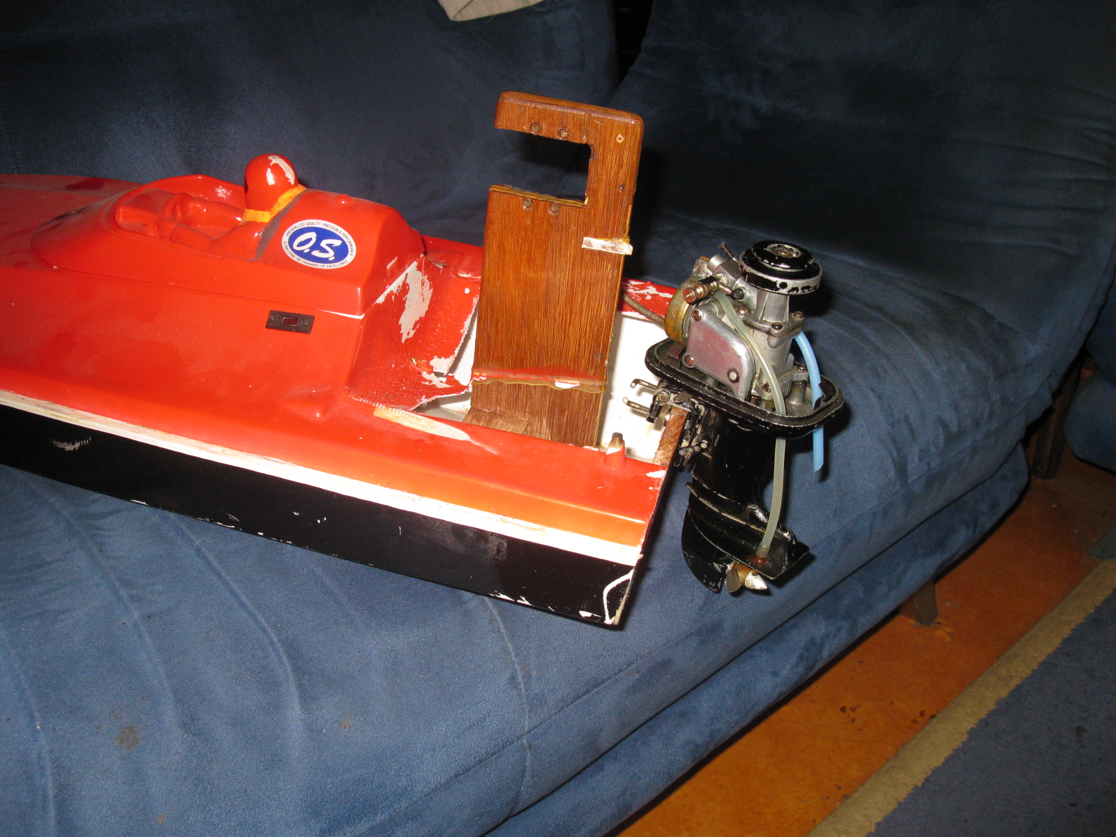 Best wel stoer motortje....
Gek genoeg zijn motor en boot (in elk geval het ontwerp)tijdgenoten: deze boot was ook al midden jaren zeventig te koop, net als de motor.