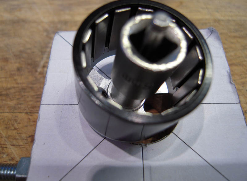 Bij het uitdrijven van de as de rotor ondersteunen met dopsleuteltje, anders sla je de zaak zo krom...